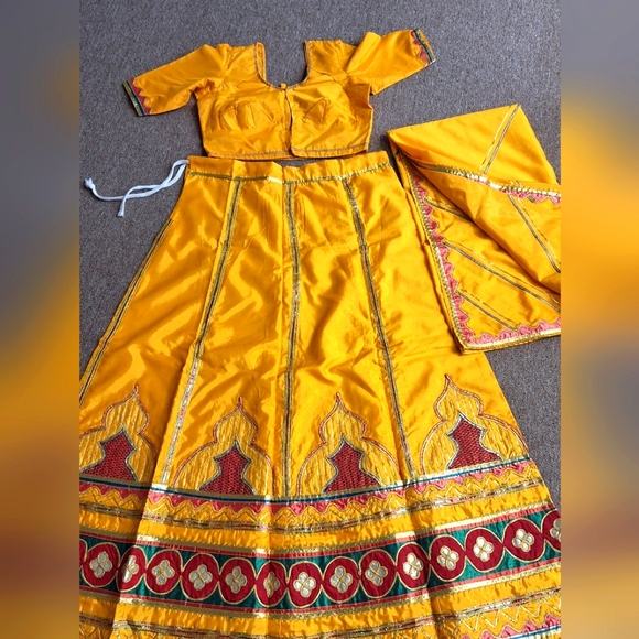 Lahenga Choli - Picture 1 of 3